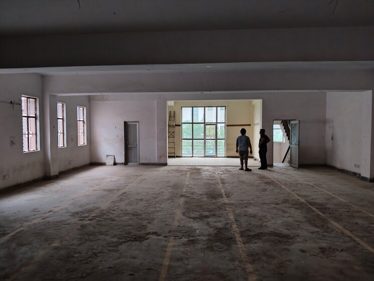  Parking, sector 63 Commercial Warehouse 12000 Sq.Yd. In Sector 63 Noida 8999875