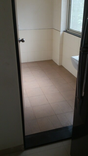 Bathroom in 4 BHK Apartment at Belvalkar Kalpak CHS, Dahanukar Colony – for Rent