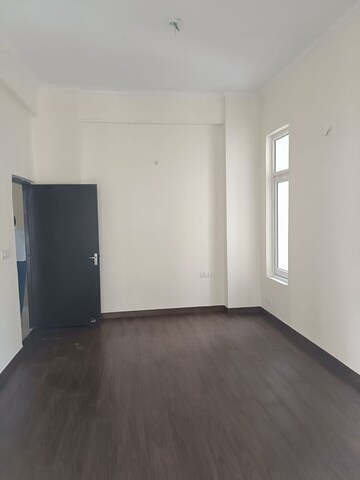 Room in 3 BHK Apartment at Assotech Windsor Court, Sector 78 – for Rent