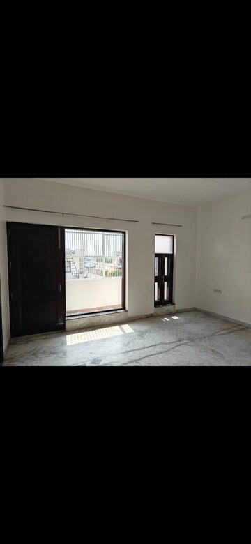 Room in 2.5 BHK Builder Floor at Sector 14 – for Rent