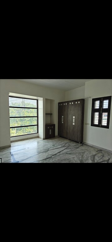 Room in 2.5 BHK Builder Floor at Sector 14 – for Rent