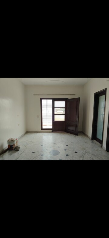 Room in 2.5 BHK Builder Floor at Sector 14 – for Rent