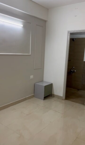 Room in 2 BHK Apartment at Suncity Avenue 76, Sector 76 – for Rent