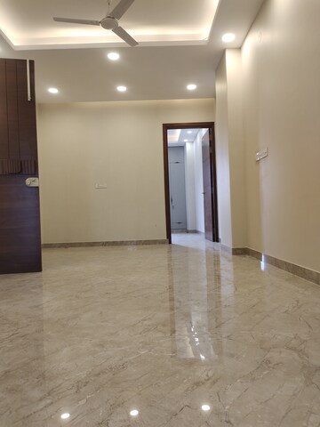 Furnished Amenities in 2 BHK Builder Floor at East Of Kailash – for Rent