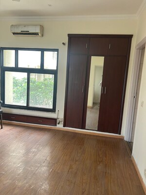 Room in 4 BHK Builder Floor at Primrose Ryne Phase 2, Chi V Greater Noida – for Sale