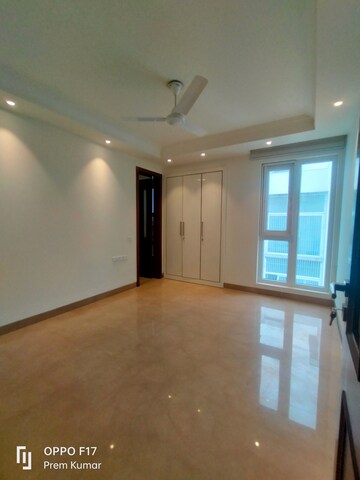 Room in 3 BHK Builder Floor at Defence Colony – for Rent