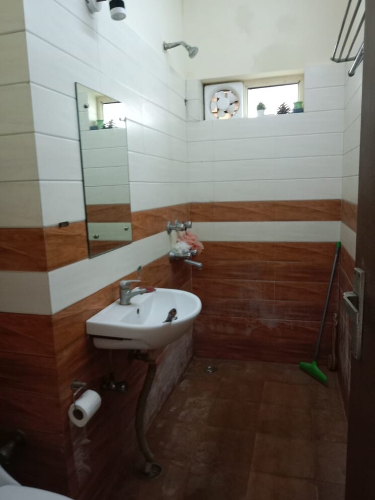 Bathroom, vasant kunj 2 Bedroom 1200 Sq.Ft. Apartment In Vasant Kunj Delhi 9000219
