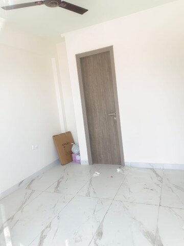 Room in 2.5 BHK Builder Floor at Smart World Gems, Sector 89 – for Rent