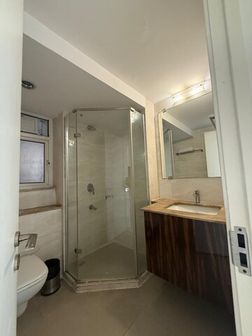 Building Lobby in 3 BHK Builder Floor at DLF Park Place, Sector 54 – for Rent