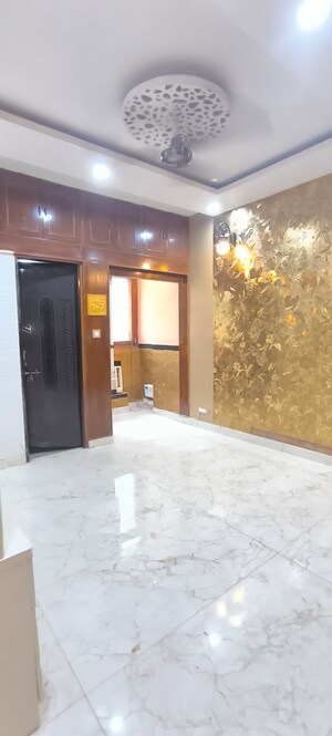 Room in 6 BHK Apartment at Vasant Kunj – for Sale