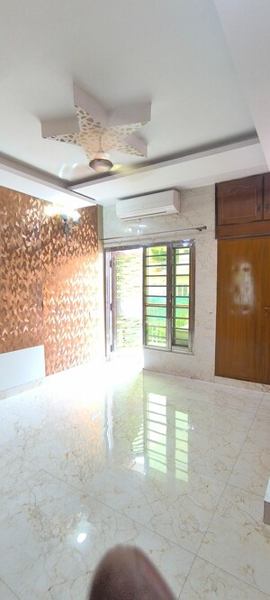 Room in 6 BHK Apartment at Vasant Kunj – for Sale