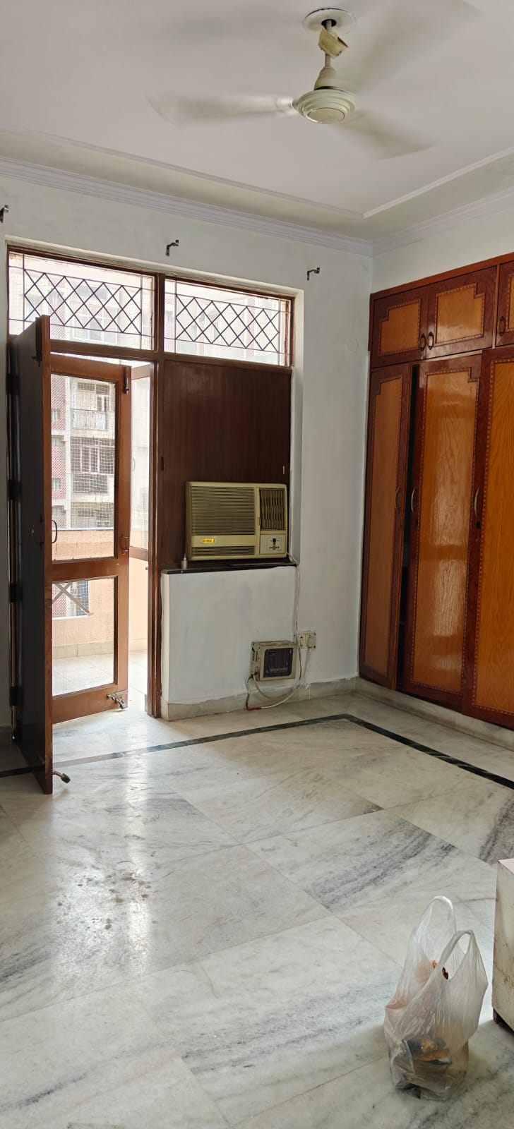 3 BHK + Servant Room Apartment For Rent in Shri Banke Vihari