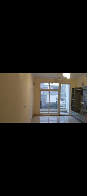 Room in 3 BHK Apartment at Omaxe The Palace, Gomti Nagar – for Rent