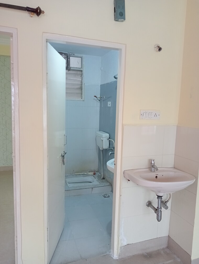 Bathroom, sagar-royal-villas 3 Bedroom 1200 Sq.Ft. Apartment In Baghmugalia Bhopal 9000480