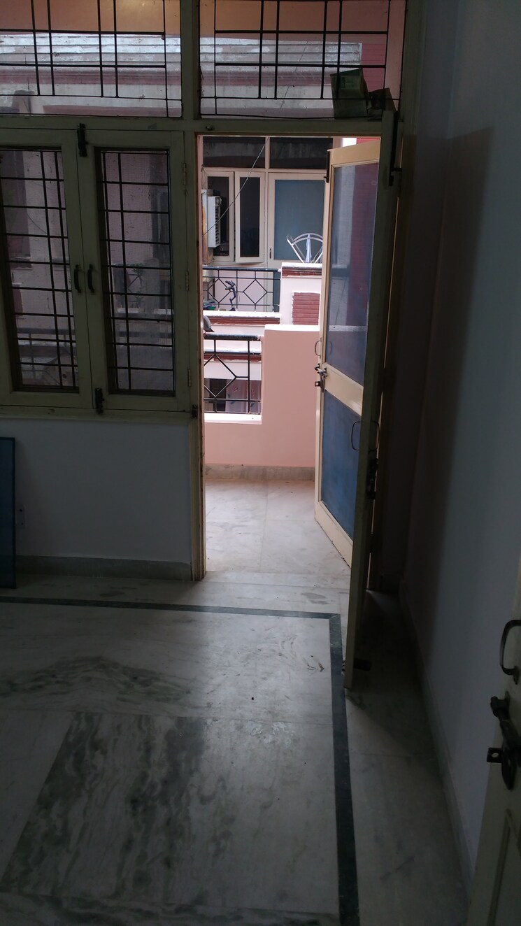 Room, sector 49 2 Bedroom 900 Sq.Ft. Apartment In Sector 49 Noida 9000710