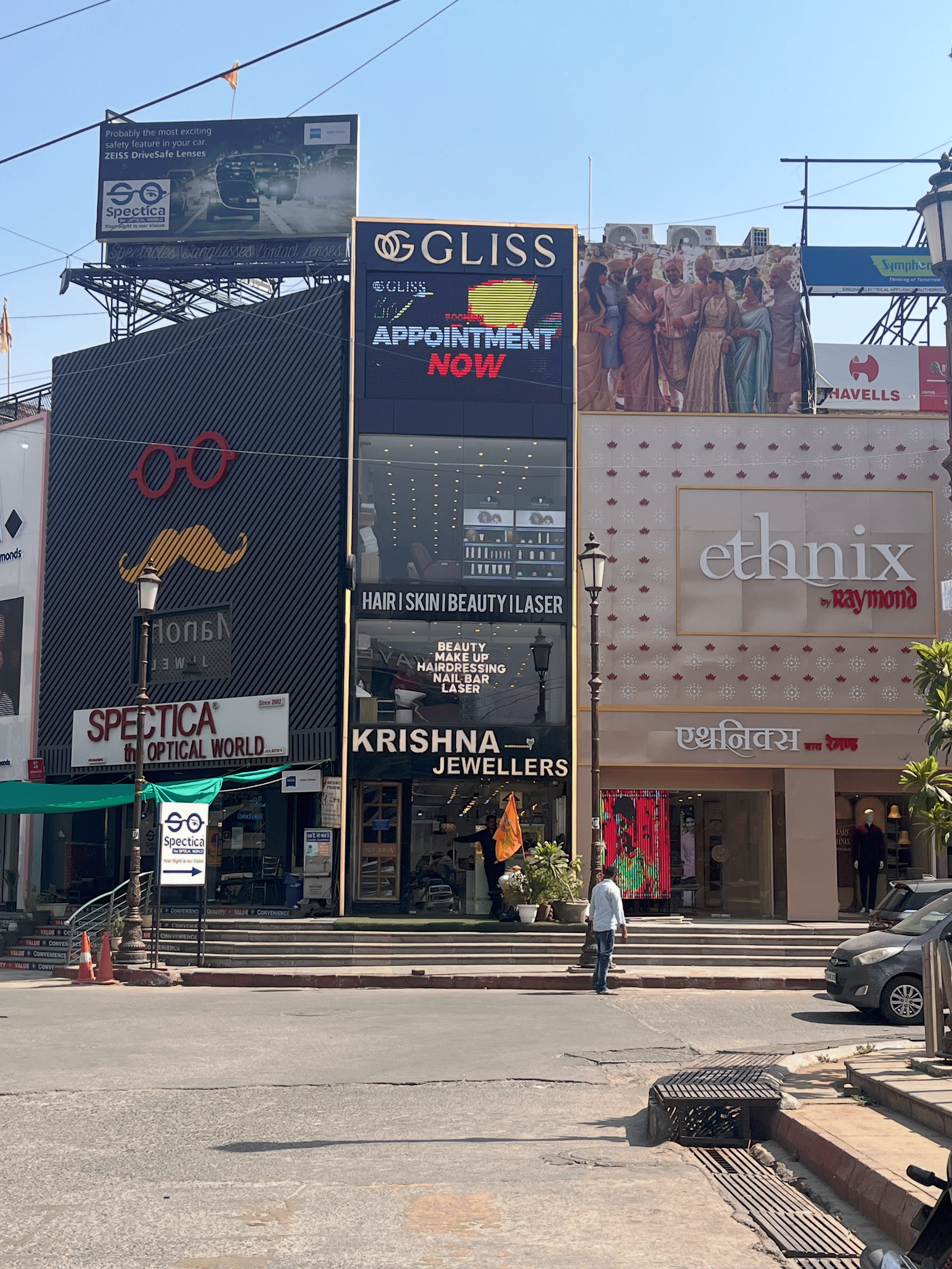 Showroom For Sale in Sector 18