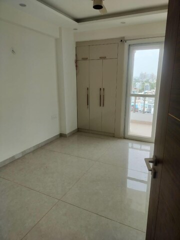 Room in 2 BHK Apartment at Pioneer Park Phase 1, Sector 61 – for Rent