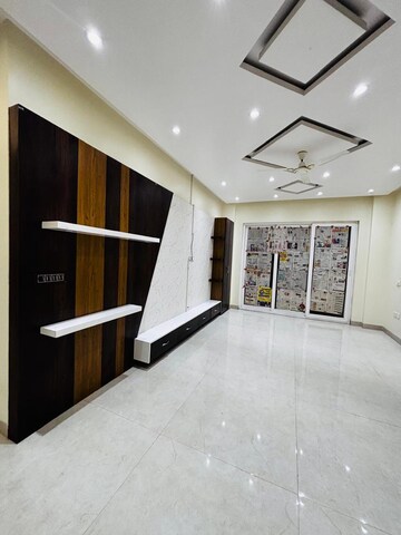 Room in 3.5 BHK Apartment at Shalimar Belvedere Court, Malesemau – for Rent