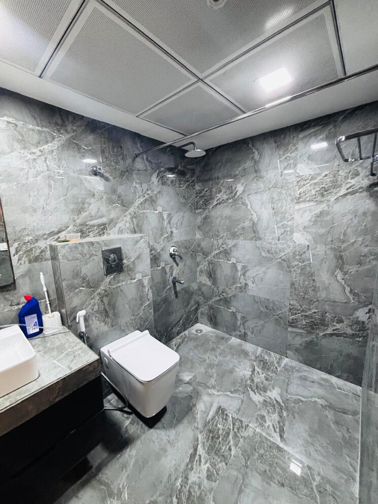 Bathroom, shalimar-belvedere-court 3.5 Bedroom 2400 Sq.Ft. Apartment In Malesemau Lucknow 9000796