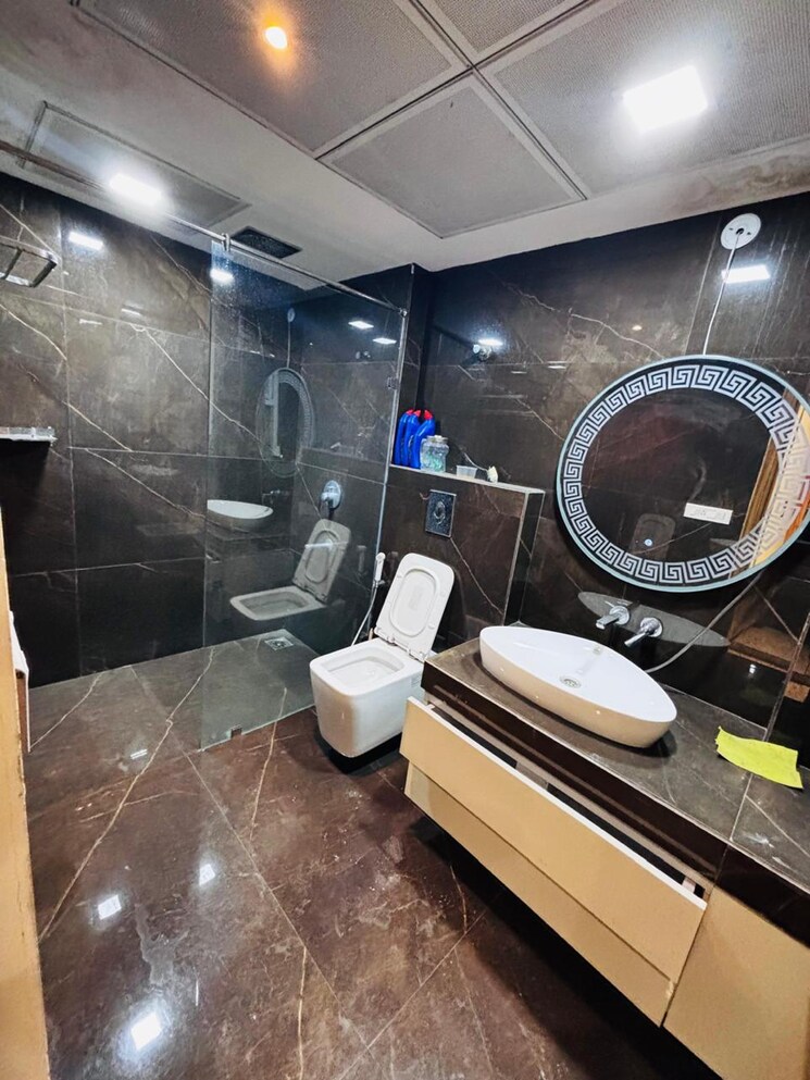 Attached Bathroom, shalimar-belvedere-court 3.5 Bedroom 2400 Sq.Ft. Apartment In Malesemau Lucknow 9000796