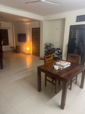 Living Room in 3 BHK Builder Floor at Ardee Mall, Sector 52 – for Rent