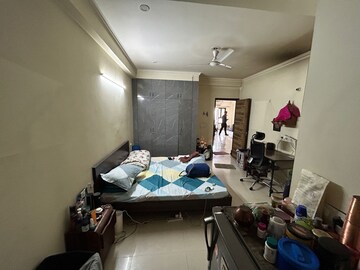 Team Area in 3 BHK Builder Floor at Ardee Mall, Sector 52 – for Rent