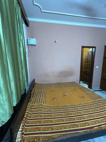 Bedroom in 3 BHK Builder Floor at Uday Arden 45, Sector 45 – for Rent