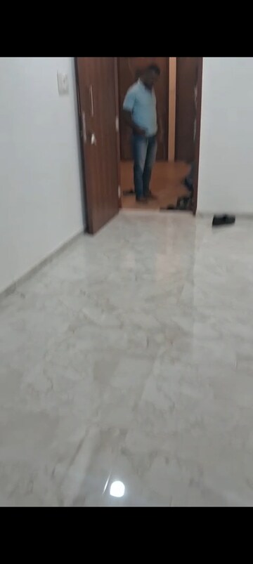 Room in 1 BHK Apartment at Nisarg CHS Goregaon East, Goregaon East – for Rent