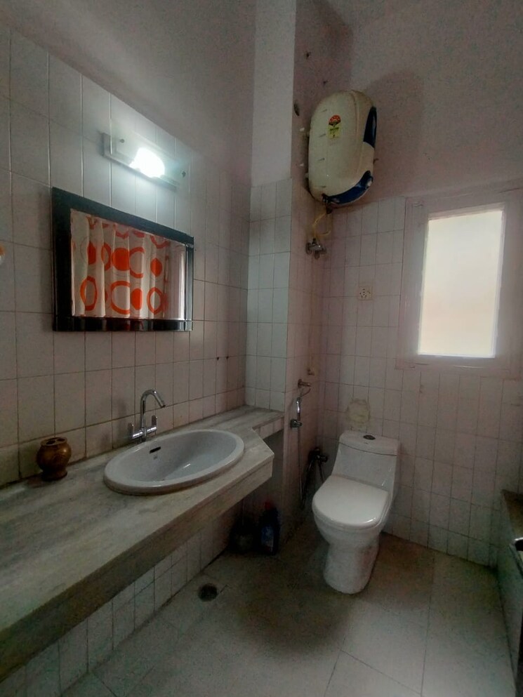 Bathroom, defence colony 3 Bedroom 2000 Sq.Ft. Apartment In Defence Colony Delhi 9000908