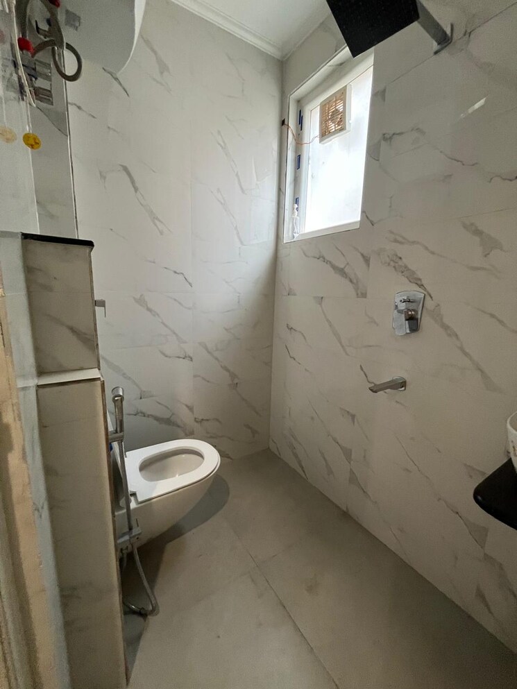 Bathroom, vasant kunj enclave 3 Bedroom 110 Sq.Yd. Builder Floor In Vasant Kunj Enclave Delhi 9000956