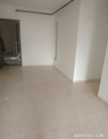 Room in 2 BHK Apartment at Kalpataru Paramount, Kapur Bawdi – for Rent