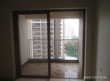 Room in 2 BHK Apartment at Kalpataru Paramount, Kapur Bawdi – for Rent