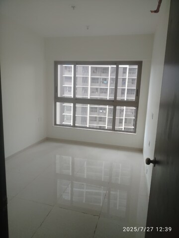 Room in 2 BHK Apartment at Kalpataru Paramount, Kapur Bawdi – for Rent
