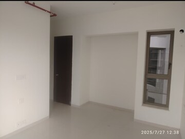 Room in 2 BHK Apartment at Kalpataru Paramount, Kapur Bawdi – for Rent