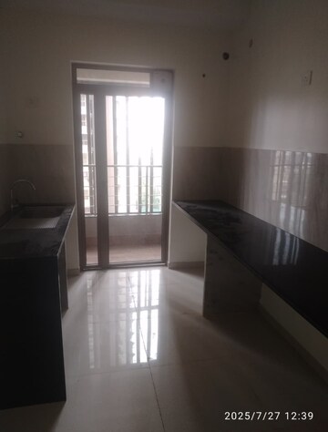 Room in 2 BHK Apartment at Kalpataru Paramount, Kapur Bawdi – for Rent