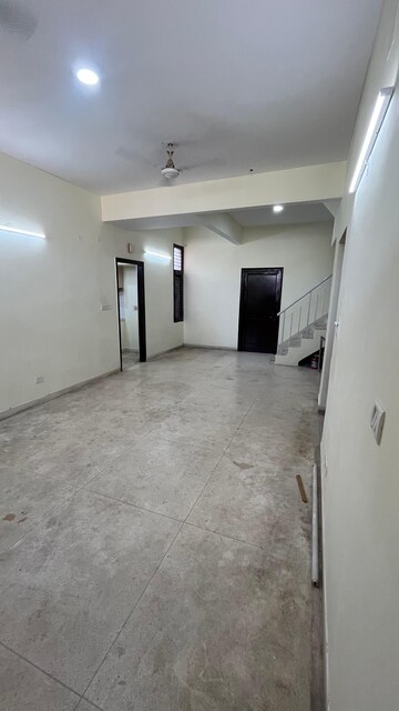 Room in 3 BHK Apartment at Sector 15 ii – for Rent