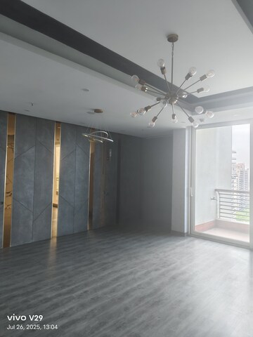 Room in 4 BHK Apartment at DLF The Camellias, Sector 42 – for Rent