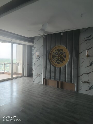 Room in 4 BHK Apartment at DLF The Camellias, Sector 42 – for Rent