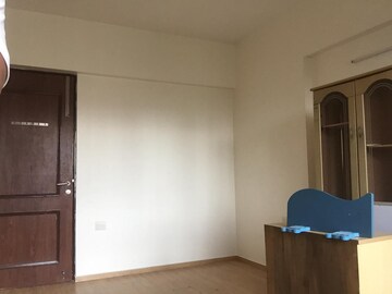 Room in 2 BHK Apartment at Hiranandani Estate Fiona, Ghodbunder Road – for Rent