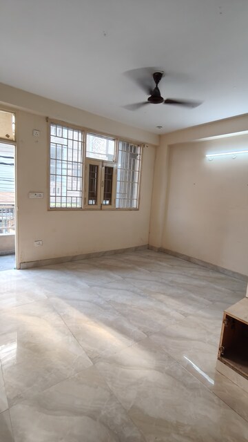 Room in 2 BHK Builder Floor at Dwarka Mor – for Rent