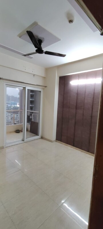 Room in 3 BHK Apartment at Panchsheel Greens II, Sector 16 Greater Noida – for Sale
