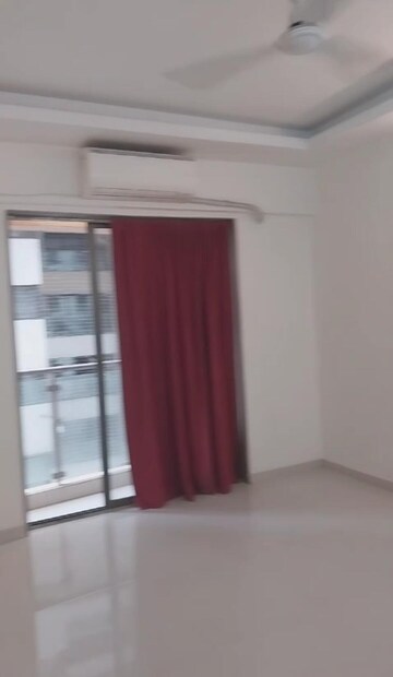 Room in 3 BHK Apartment at HDIL Metropolis Residences, Andheri West – for Rent