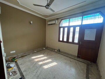 Room in 2 BHK Builder Floor at Sector 43 – for Rent