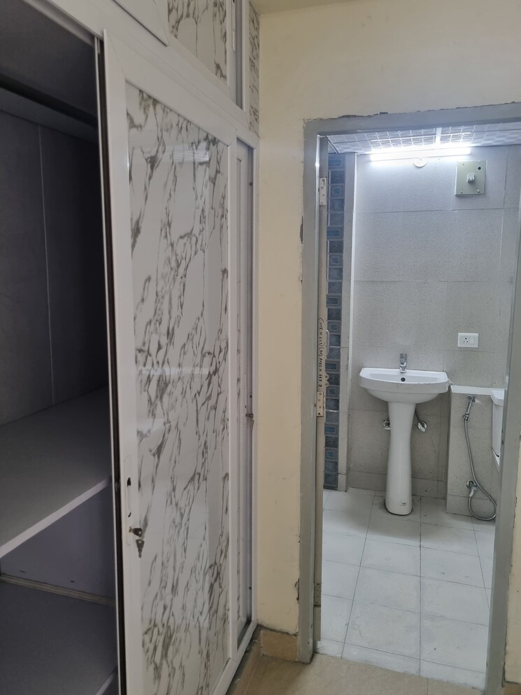Bathroom, sector 19b dwarka 3 Bedroom 1850 Sq.Ft. Apartment In Sector 19b Dwarka Delhi 9001342