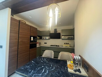 Team Area in 3 BHK Apartment at Four Bunglows – for Rent
