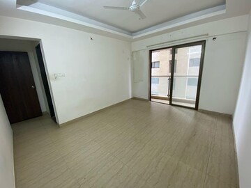 Room in 3 BHK Apartment at Seven Bungalow, Andheri West – for Rent