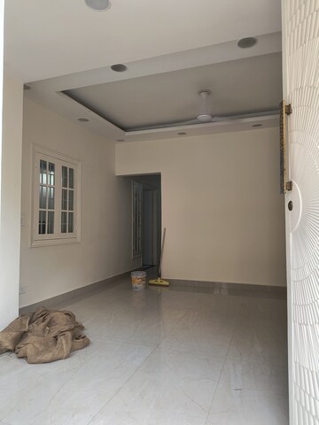 Room in 4 BHK Apartment at Sarita Vihar – for Rent