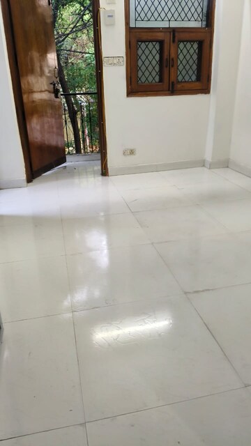 Room in 2 BHK Builder Floor at Dayanand Colony – for Rent