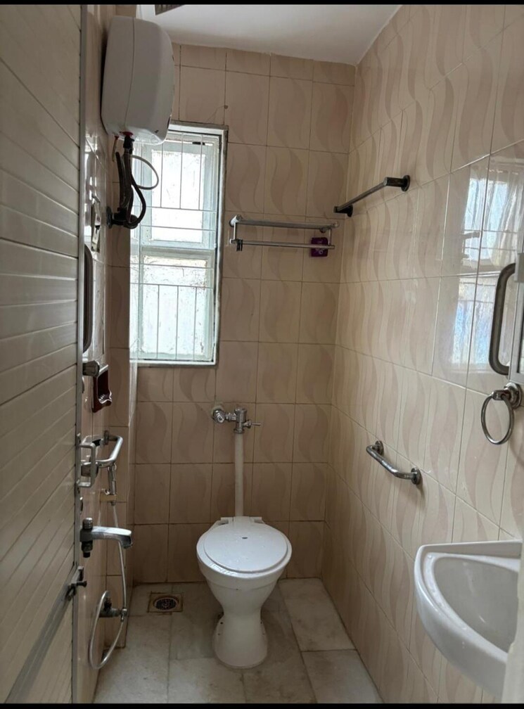Bathroom, seven-bungalow 3 Bedroom 1100 Sq.Ft. Apartment In Andheri West Mumbai 9001635