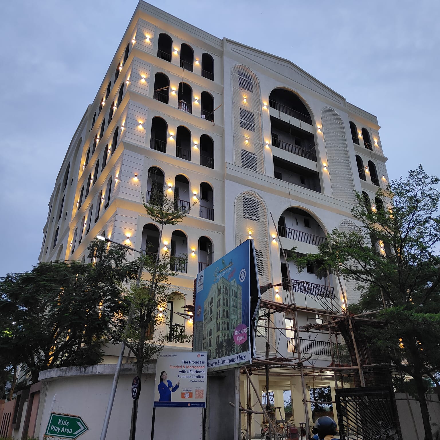 4 BHK + Pooja Room 2400 Sq.Ft. Apartment in Vardhman Arcadia Greens